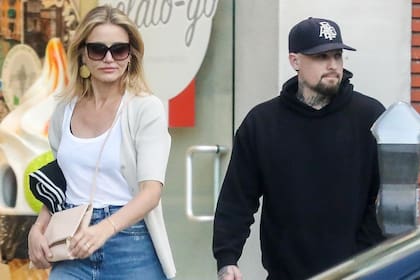 Cameron Diaz y su esposo caminando juntos en Beverly Hills