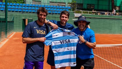 Cameron Norrie, con Lugones, Romero y la camiseta autografiada que le regalaron los Pumas por su tatuaje