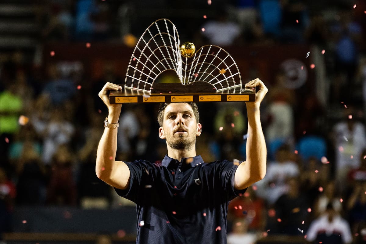 Cameron Norrie y el trofeo del Río Open; fue el quinto título en la carrera del zurdo británico