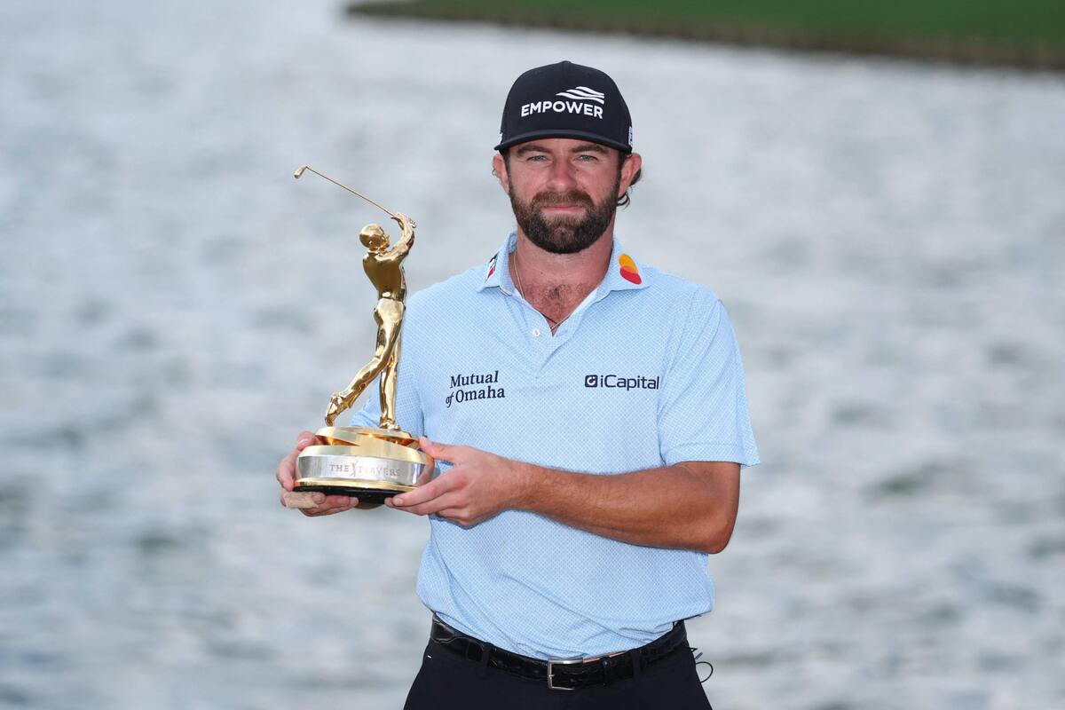 Cameron Young posa con el trofeo de campeón después de conquista The Players