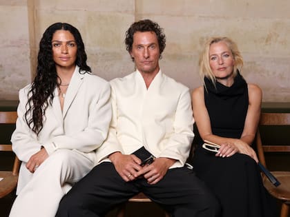 Camila Alves McConaughey, Matthew McConaughey y Gillian Anderson engalanaron la primera fila del desfile de Jacquemus Primavera-Verano 2026,