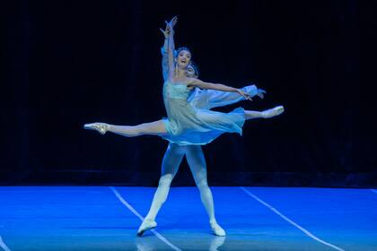 Camila Bocca y Maximiliano Iglesias en un pas de deux de El Corsario