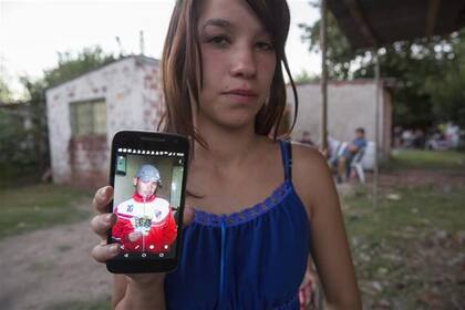Camila Bulacio, con una foto de Juan Francisco, su padre