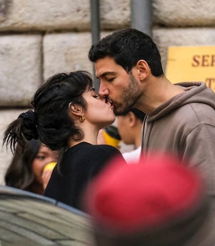 Camila Cabello aprovechó el fin de semana para pasear por las calles de Roma con su novio, el empresario libanés Henry Junior Chalhoub. La pareja se dejó ver muy enamorada mientras disfrutaban de su tiempo libre en la capital italiana luego de asistir al desfile de Channel durante la Semana de la Moda de París