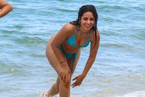 Camila Cabello durante un divertido día en la playa con sus mejores amigas en Miami