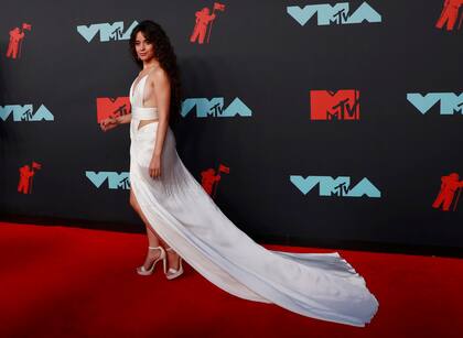 Camila Cabello fue por las sustracciones en vestido de cola larga, by Balmain. Los zapatos, Jimmy Choo.