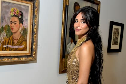Camila Cabello frente a un Frida Kahlo
