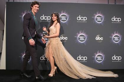 Camila Cabello junto a Shawn Mendes
