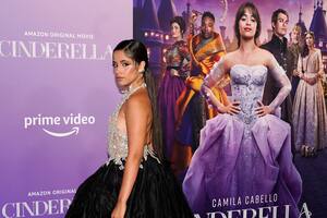 Camila Cabello, miembro del elenco de Cenicienta, posa en el estreno de la película, el lunes 30 de agosto de 2021, en el Greek Theatre de Los Ángeles