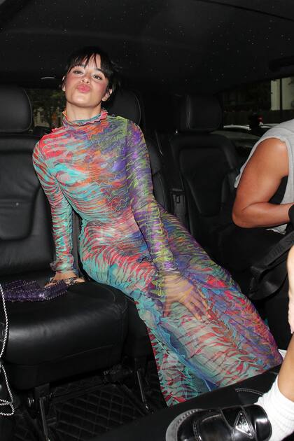 Camila Cabello vista llegando al desfile de Gaultier durante la Semana de la Alta Costura de julio de 2023 en París con un look del diseñador de francés