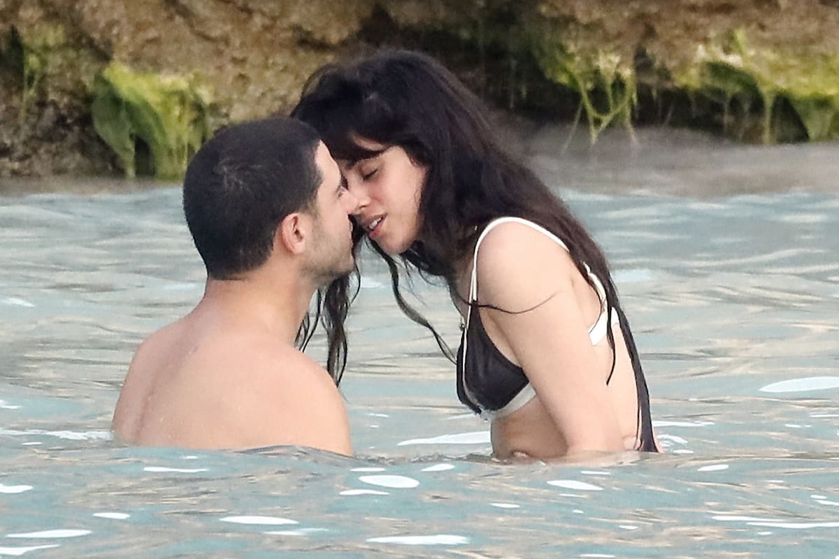 Camila Cabello y un apasionado beso con su flamante novio durante una escapada a St. Barths