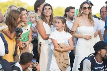 Camila Cambiaso, María José Vercellino, María Vázquez y Myla Cambiaso aplaudieron durante la entrega de premios y sacaron fotos con sus celulares.