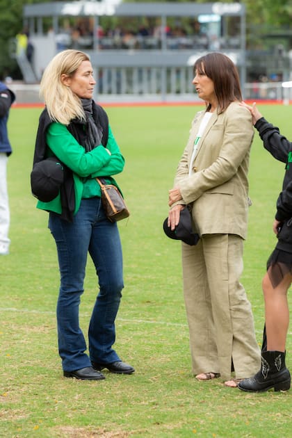 Camila Cambiaso, minutos antes de que sus hijos salgan a la cancha.