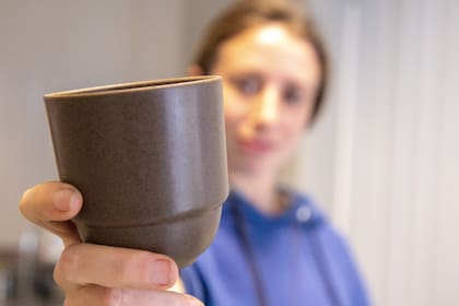 Camila Castro Grinstein creó Etimo a partir de una tesis de grado; hoy, el emprendimiento está por lanzar al mercado una taza biodegradable realizada con desechos de café