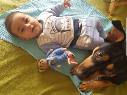 Camila cuidó al bebé de Daniela desde el primer momento.