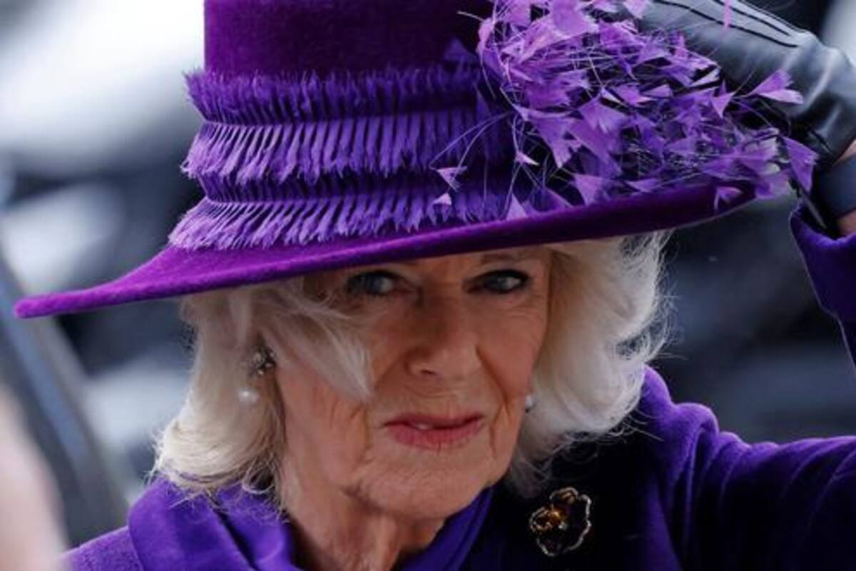 Camila de Cornualles cumple al pie de la letra el protocolo de vestimenta de la realeza británica y siempre usa bolsos pequeños