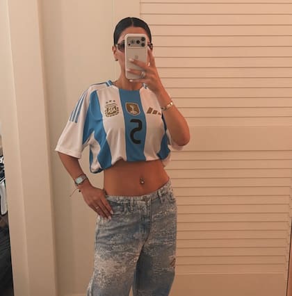 Camila Galante, con la número 5 de su marido, Leandro Paredes