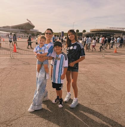 Camila Galante junto a Victoria, Giovanni y Lautaro, los hijos de su matrimonio con Leandro Paredes