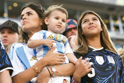 Camila Galante, la mujer de Leandro Paredes, alentó a su amor con su hija Victoria y su bebé Lautaro