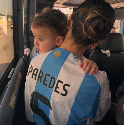 Camila Galante, la mujer de Leandro Paredes, con su hijo menor, Lautaro, en brazos