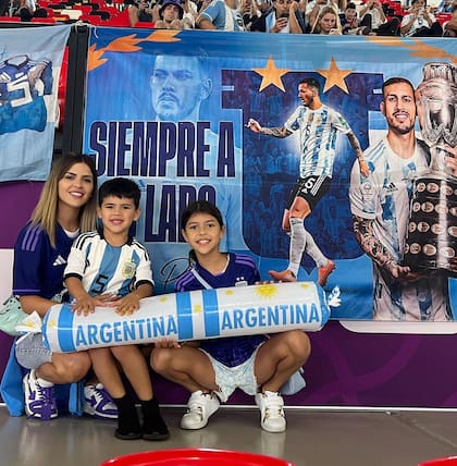 Camila Galante y Leandro Paredes, mediocampista de la selección, se casaron en diciembre de 2017. Se conocieron cuando eran adolescentes a través del hermano de Camila, que jugaba en las inferiores de Boca con Leandro. Hoy tienen dos hijos. Ella es dueña de una marca de cosméticos y productos de belleza que lleva su nombre.