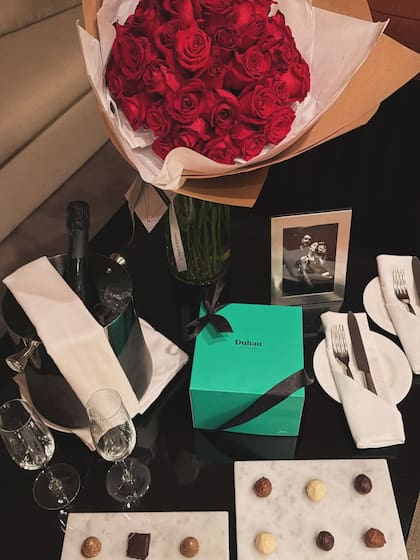 Camila Galante y los obsequios que recibió en medio de la velada junto a Leandro Paredes (Foto: Instagram/@ccamilagalantee)