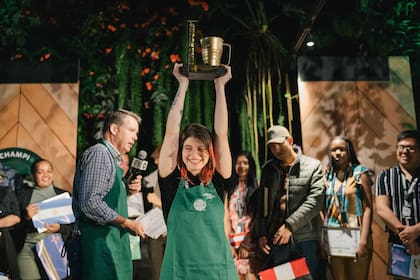 Camila Geese recibe el premio Starbucks LAC Barista Champion en Hacienda Alsace, finca de café Starbucks, en Costa Rica