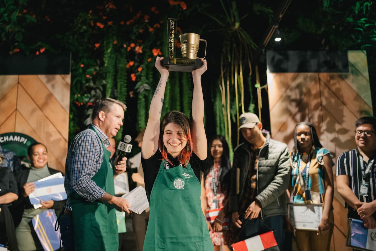 Camila Geese recibe el premio Starbucks LAC Barista Champion en Hacienda Alsace, finca de café Starbucks, en Costa Rica