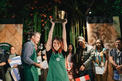 Camila Geese recibe el premio Starbucks LAC Barista Champion en Hacienda Alsace, finca de café Starbucks, en Costa Rica