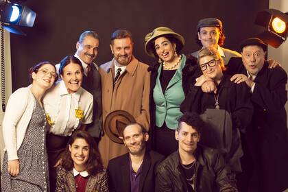 Camila Giúdice (Ana) y el director Gastón Brian Gliksztein, junto al elenco de La casa de atrás