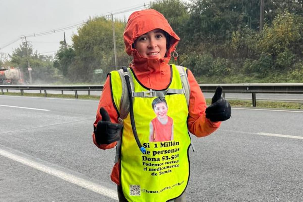 Camila Gómez durante una etapa de su caminata, que arrancó el 28 de abril