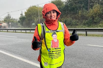 Camila Gómez durante una etapa de su caminata, que arrancó el 28 de abril