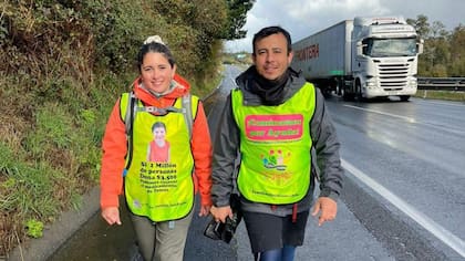 Camila Gómez junto a Marcos Reyes, unidos por dos causas en su caminata a Santiago