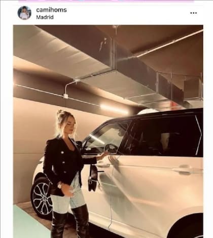 Camila Homs, la ex de de Paul, posando con la Range Rover.