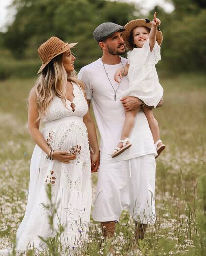 Camila Homs y Rodrigo De Paul, con su primera hija Francesca