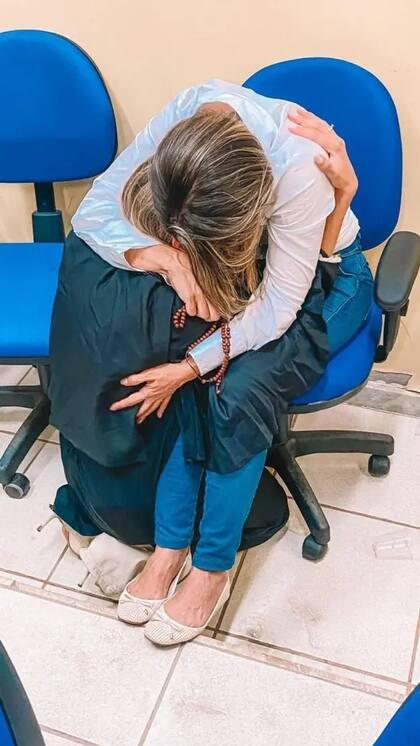 Camila llora abrazada a su madre después de que el jurado la absolviera