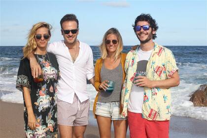 Camila, Manuel, Magdalena e Isidro disfrutan de unos tragos en la orilla del mar
