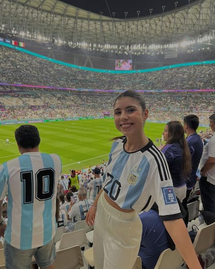 Camila Mayan es la novia de Alexis Mac Allister. Se conocieron a los 15 años y hoy viven juntos en Inglaterra. Cami -así la llaman sus amigas- es cursó el último años de Ciencias Económicas a la distancia, en la UBA, y en julio último recibió diploma de Licenciada.