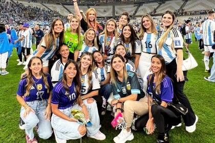 Camila Mayan junto a las esposas de los jugadores de la selección argentina tras el triunfo de la albiceleste en Qatar