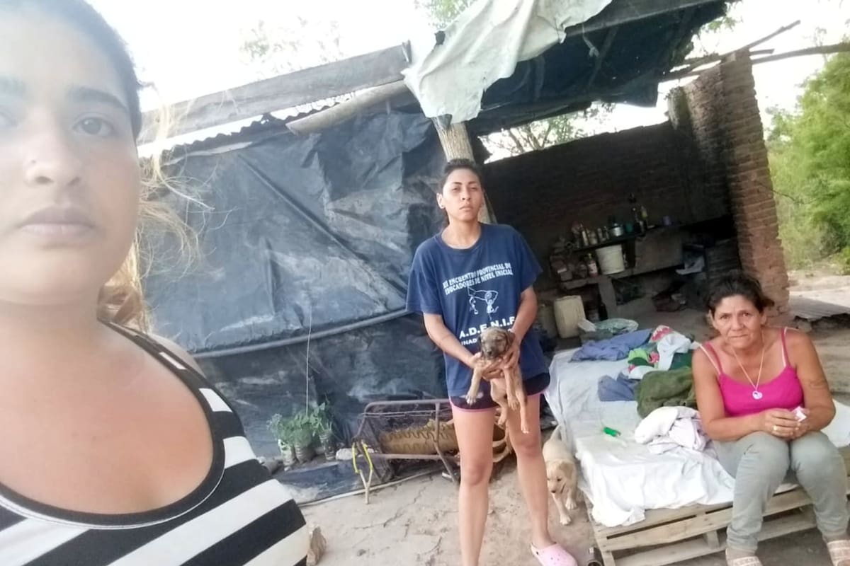 Camila, Melanie e Hilda, en el campamento de varados del puente Eva Perón