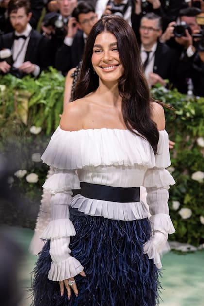 Camila Morrone dijo presente como embajadora de Chanel con una blusa victoriana con volados plisados y pollera con plumas.