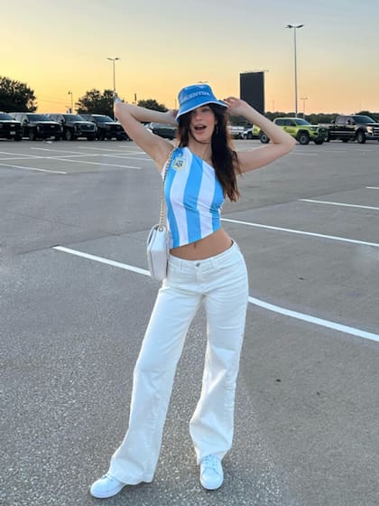 Camila Morrone posó feliz antes de entrar a la cancha