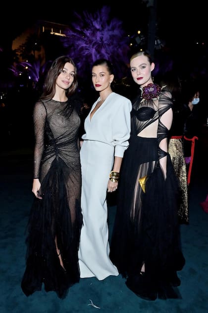 Camila posa junto a Hailey Bieber, con un diseño blanco de Yves Saint-Laurent, y Elle Fanning, vestida por Gucci.