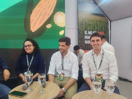 Camila Ribeiro, supervisora de Biotecnología de GDM Brasil; Jerónimo Costanzi, gerente de Desarrollo de Productos Autógamas de GDM; y Patricio Munilla, gerente de marca DONMARIO