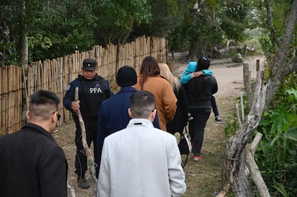 Camila y el padre de Loan llegan a la casa de la abuela, junto a varios abogados