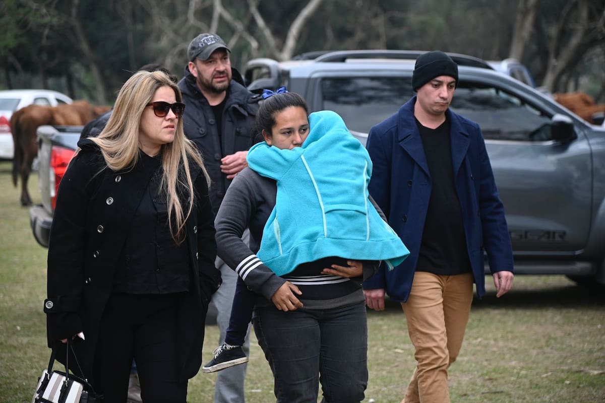 Camila y el padre de Loan llegan a la casa de la abuela, junto a varios abogados
