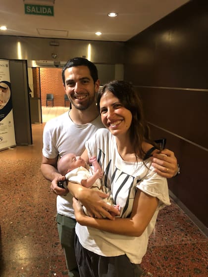 Camila y su marido con Rufino, el día que les dieron el alta