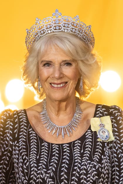 Camilla impactó con un vestido de Bruce Oldfield que complementó con la tiara Greville (era la preferida de la Reina Madre), el collar de diamantes City of London Fringe, que Isabel II recibió como regalo de bodas, y pendientes y pulsera haciendo juego.