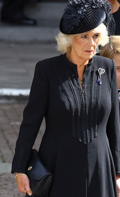 Camilla, la reina consorte, con un diseño de Fiona Clare Couture y un broche de diamantes en forma de corazón, que perteneció a la reina Victoria.