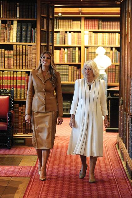 Camilla llevó a Melania (con traje de cuero de Louis Vuitton) a conocer la Casa de Muñecas de la reina María de Teck, bisabuela del rey Carlos III, que es toda una obra de arte y está expuesta en Windsor